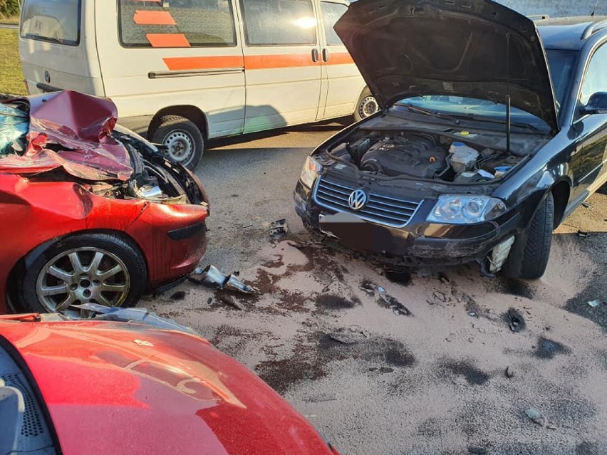 Auto wypadło z ronda w Barwicach. Uszkodzone trzy pojazdy [zdjęcia]