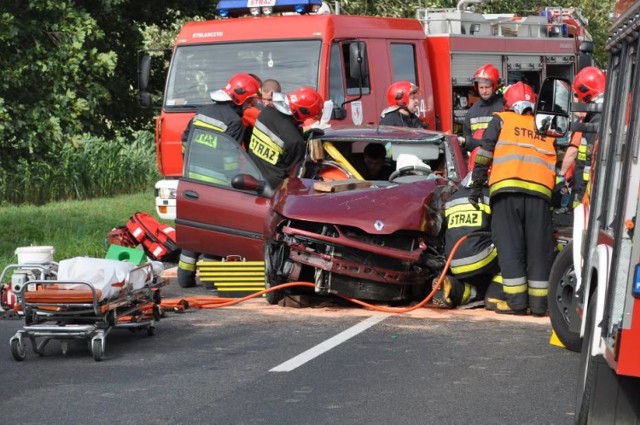 Około godz. 16 na drodze prowadzącej z Zaniemyśla do Śremu (na wysokości Mateuszewa) doszło do wypadku. Kierujący samochodem Renault Megane uderzył w drzewo. W samochodzie oprócz kierującego znajdowały się jeszcze cztery osoby, w tym dwoje dzieci.

CZYTAJ WIĘCEJ: Wypadek na drodze Śrem - Zaniemyśl. Rannego kierowcę zabrał śmigłowiec