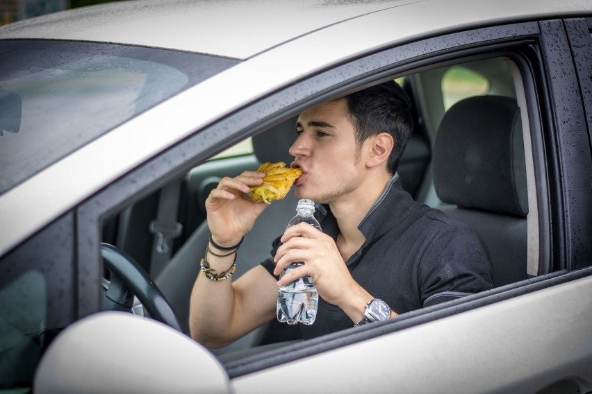 Niektórzy twierdzą, że spożywanie posiłków angażuje kierowcę...