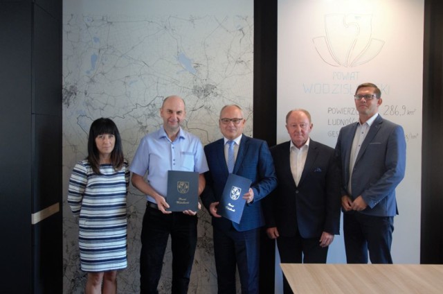 Umowę w imieniu Powiatu podpisał starosta Leszek Bizoń i wicestarosta Tadeusz Skatuła, a ze strony firmy Jacek Herman i Barbara Bogacka-Wala – pełnomocnicy Eurovia.