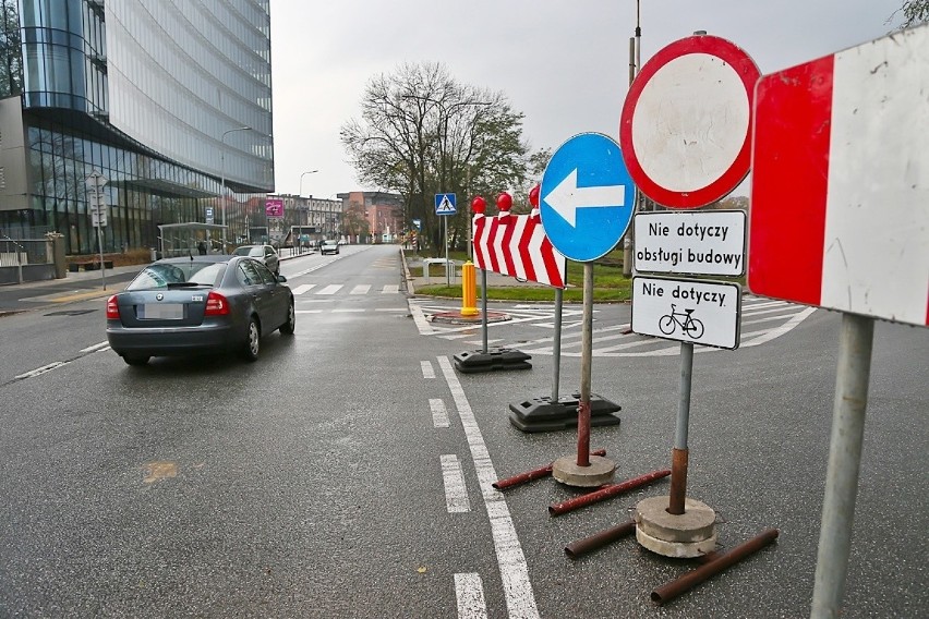 Ulica Robotnicza zamknięta. Autobusy jeżdżą objazdami