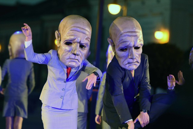 Inspirowany twórczością T.S. Eliota „Peregrinus” Teatru KTO z Krakowa pokazuje jeden dzień z życia człowieka XXI wieku, którego życie zawieszone jest pomiędzy domem a pracą. W groteskowy sposób, ucharakteryzowani gigantycznymi maskami aktorzy wędrują w poszukiwaniu sensu