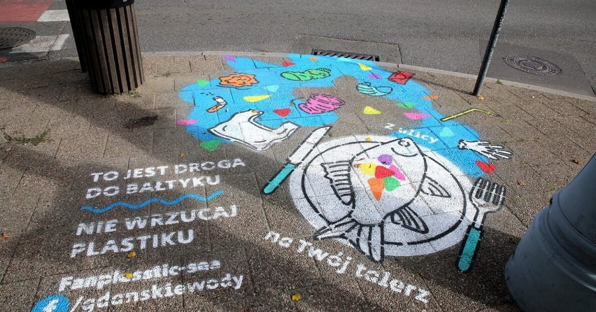 Gdańsk pokolorował swoje wypusty uliczne. Mają przypominać o problemie zanieczyszczenia deszczówki plastikowymi odpadami