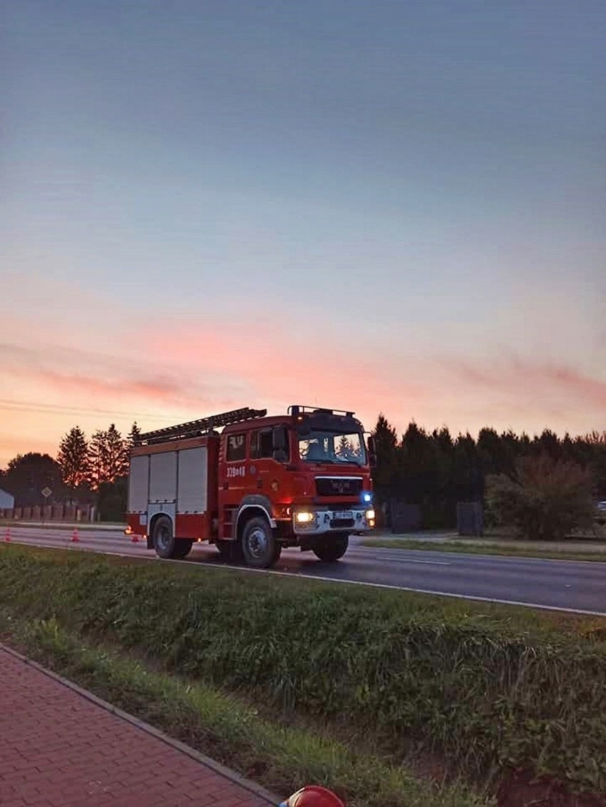 Powiat lubelski: Groźny wypadek na DW nr 747. W Matczynie auto przebiło się przez ogrodzenie i dachowało. Zdjęcia