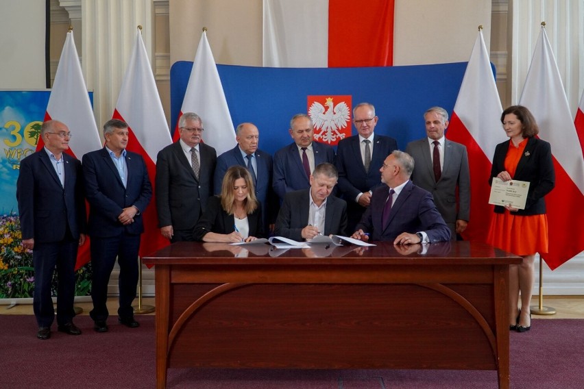 Umowy podpisywano w Podkarpackim Urzędzie Wojewódzkim