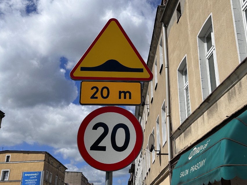 „Dwudziestki” na ulicach Leszna. Tam kierowcy muszą bardzo uważać