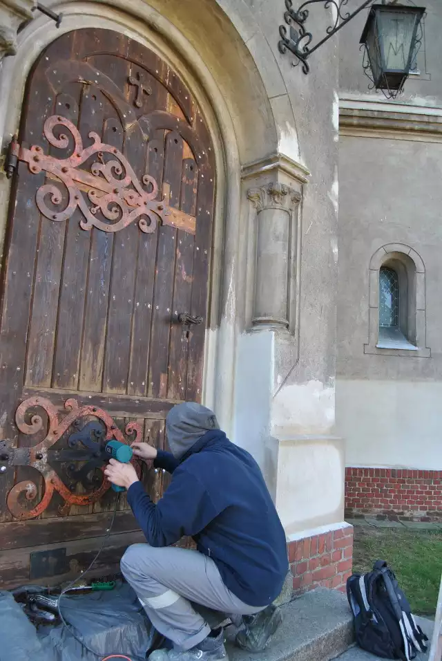 Kościół w Ptaszkowie - teraz trwa odświeżanie drzwi wejściowych