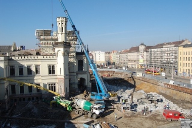 Prace na placu przed dworcem Wrocław Główny widziane z dachu ryzalitu wschodniego