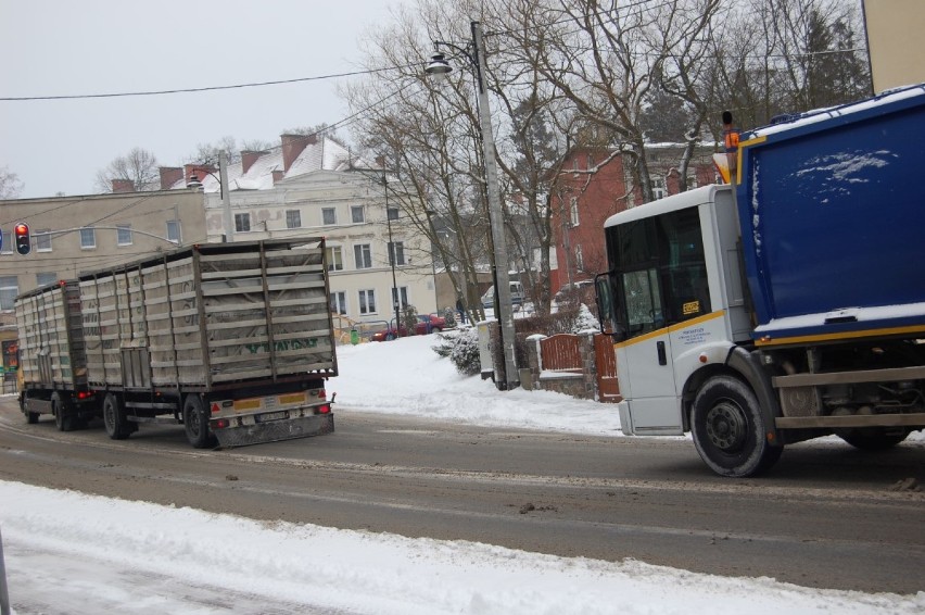 Opady śniegu spowodowały paraliż na drogach. Samochody poruszają się żółwim tempem