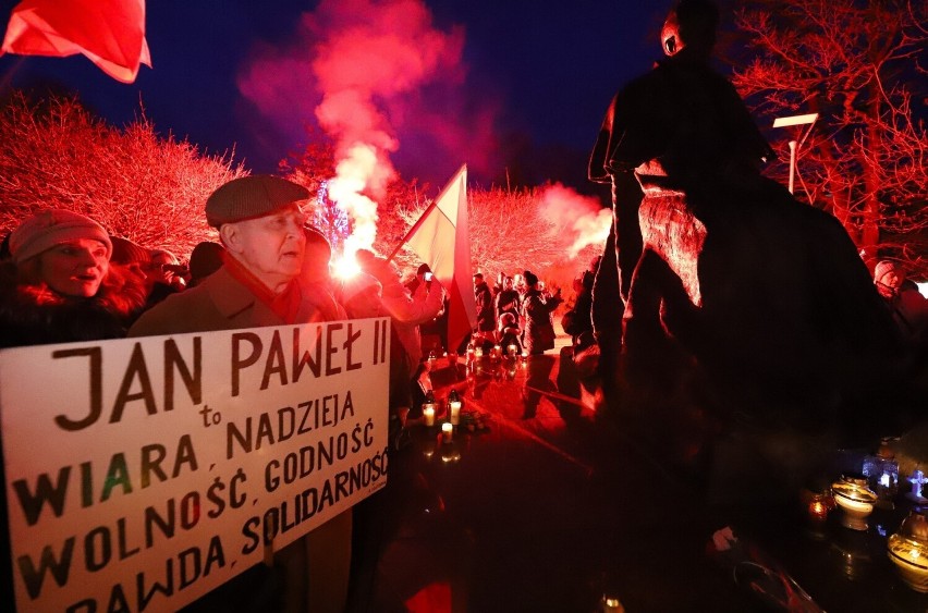 Toruń. Światło solidarności z Janem Pawłem II. Tak było pod pomnikiem papieża ZDJĘCIA