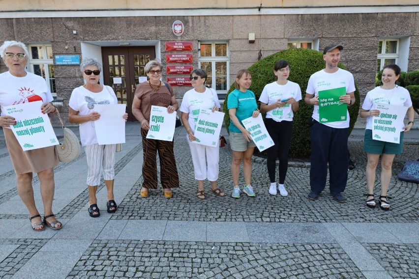 "Akcja Demokracja" w Pleszewie. Aktywiści namawiali do...