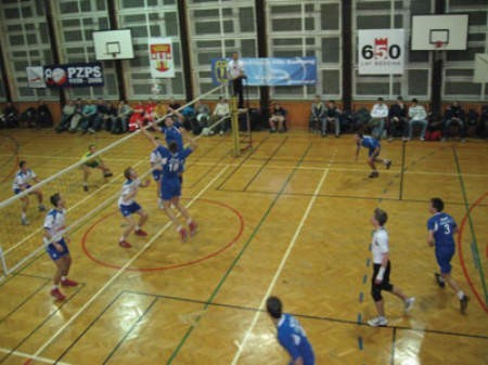 Podczas finałów Mistrzostw Śląska Juniorów gospodarze (białe koszulki) zajęli trzecie miejsce.