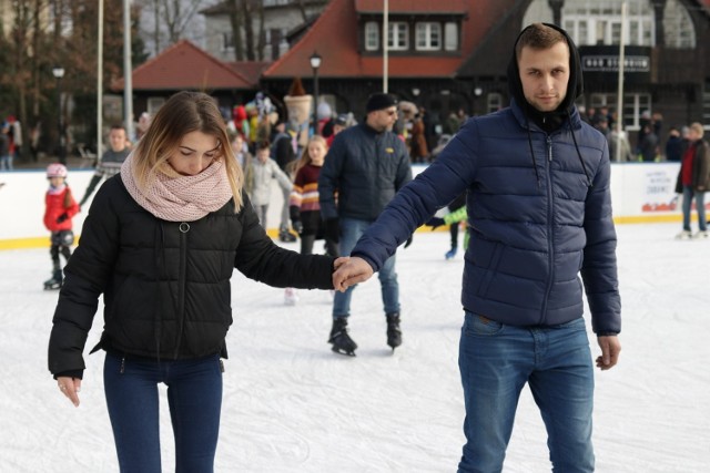 Lodowisko każdego roku przyciąga tysiące mieszkańc&oacute;w regionu. Od kilku lat mogą oni też korzystać z darmowych lekcji jazdy na łyżwach.