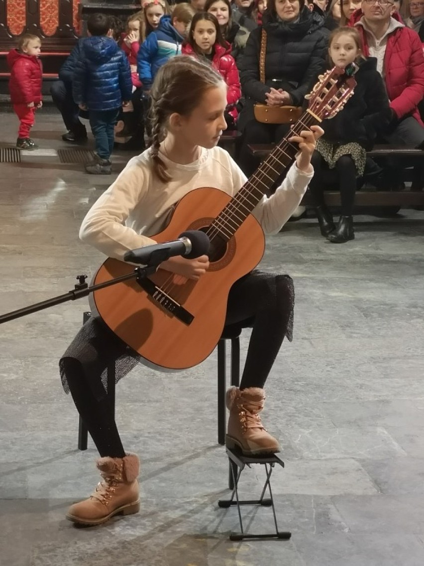 Koncert kolęd w wykonaniu uczniów szkoły muzycznej w kalwaryjskiej bazylice