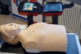 Jak użyć defibrylatora i uratować komuś życie? W sobotę darmowe szkolenie dla pilan