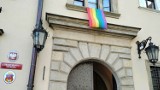 Tęczowa flaga na budynku magistratu w Krakowie. W sobotę Marsz Równości pod patronatem prezydenta Aleksandra Miszalskiego