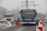 Autobusy jeżdżą torowiskiem tramwajowym przez uszkodzony most Pomorski w Bydgoszczy. Mamy zdjęcia