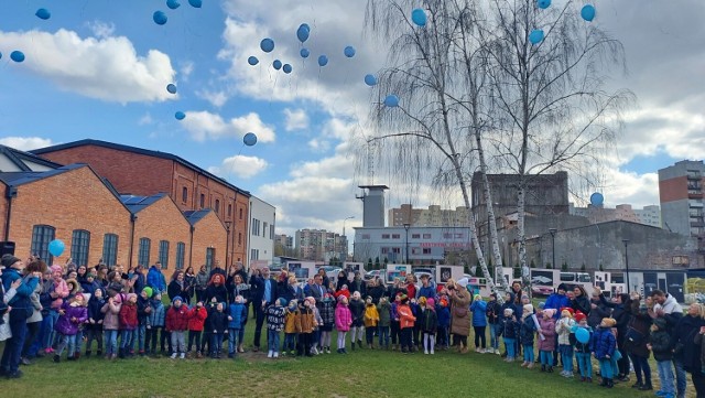 Światowy Dzień Autyzmu obchodzono w Ostrowcu Świętokrzyskim. Było głośno, radośnie i niebiesko