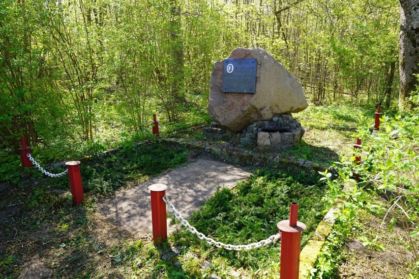Likwidacja sowieckiego pomnika w Jodłownie, gmina Przywidz.