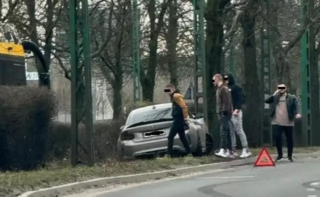 Samochód marki BMW rozbił się o słup trakcyjny, paraliżując tym samym ruch na linii tramwajowej