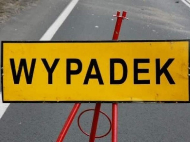 Do wypadku doszło w piątek, 14 października, na drodze S3 w pobliżu mostu na wysokości Cigacic. Zderzyły się trzy auta osobowe i ciężarówka.