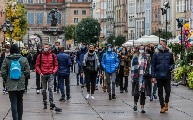 Od 15 maja nie będziemy musieli nosić maseczek na świeżym powietrzu. O ile zachowamy odpowiedni dystans pomiędzy innymi przechodniami