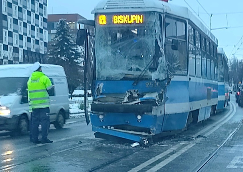 Wrocław. Groźnie wyglądający wypadek na ul. Grabiszyńskiej. Tramwaj zderzył się z ciężarówką [ZDJĘCIA]