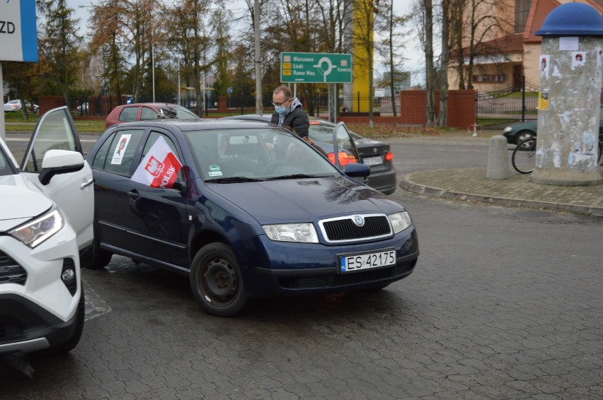 Zmotoryzowany protest w Skierniewicach. Rynek był zablokowany ZDJĘCIA