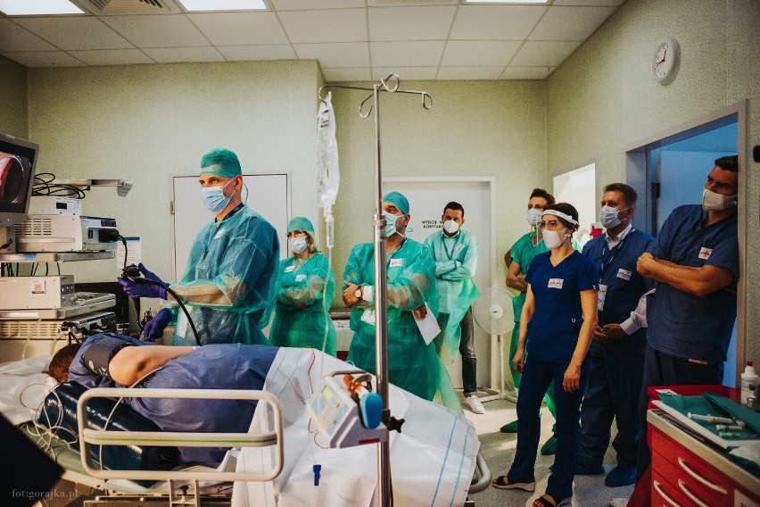 Lekarze z Kliniki Gastroenterologii i Hepatologii KSW 1 wzięli udział w elitarnych warsztatach Warsaw Live Endoscopy [WIDEO]