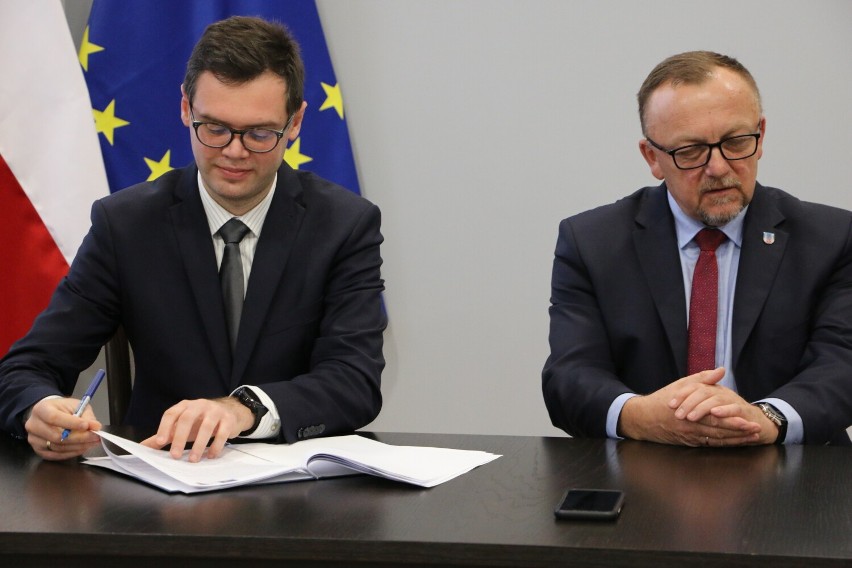 W podpisaniu umowy udział wzięli: poseł na Sejm RP Tadeusz...