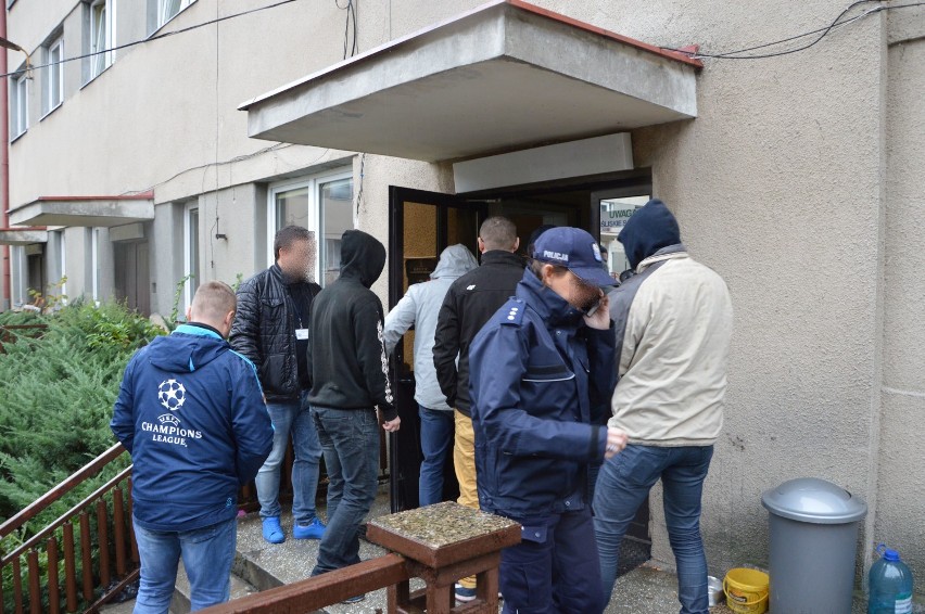 Policja i prokuratura wchodzą do ośrodka na ul. Pułaskiego