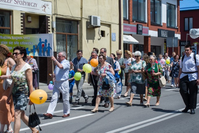 Marsz dla Życia i Rodziny w Rawie Mazowieckiej odbył się w niedzielę 11 czerwca. Ulicami Rawy przeszło ponad 350 osób, które manifestowały swoje przywiązanie do wartości rodzinnych. W marszu uczestniczyły całe rodziny, młodzież oraz osoby starsze.