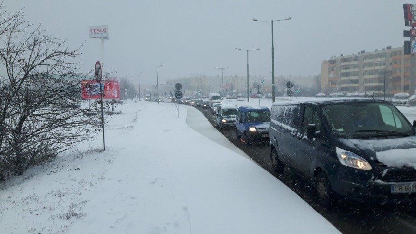 Zima zaskoczyła drogowców, kłopoty kierowców we Włocławku [wideo]