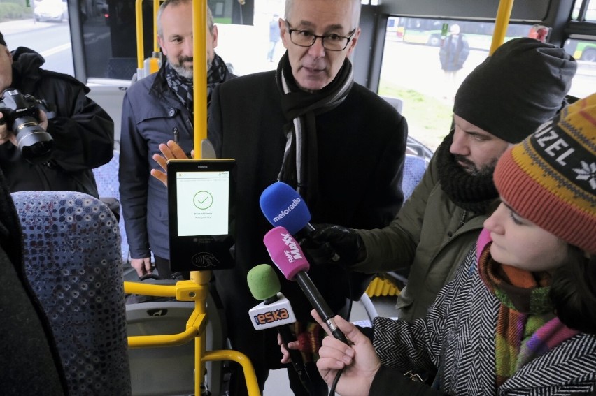 Pierwsze terminale pozwalające na opłacenie przejazdu kartą...