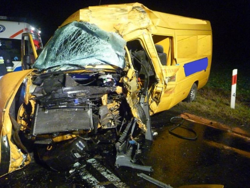 Wypadek w Uchorowie: Nie żyje kierowca busa [ZDJĘCIA]