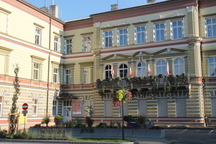Na budynku Starostwa Powiatowego w Jarosławiu, zawisły historyczne flagi białoruskie