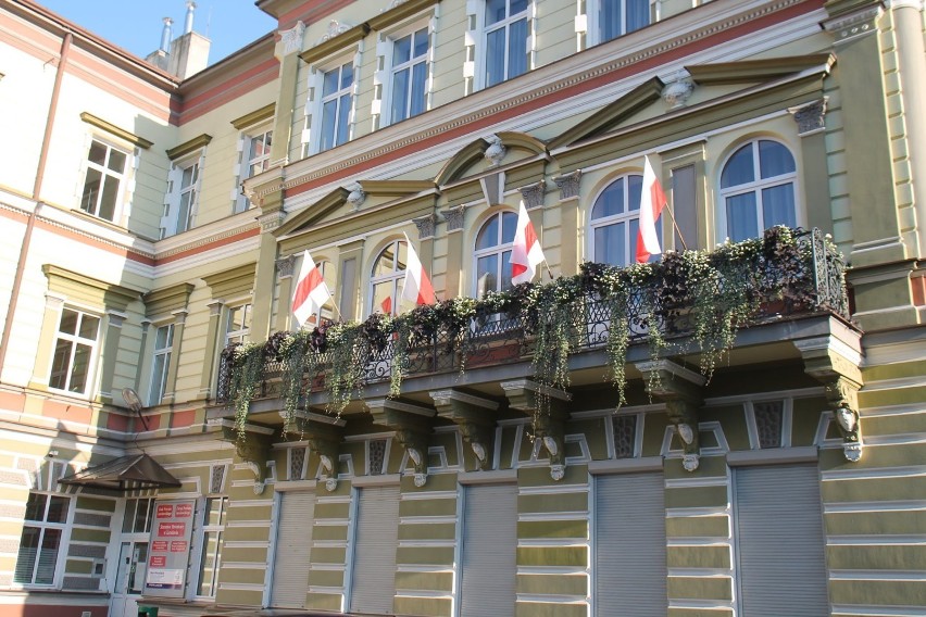 Na budynku Starostwa Powiatowego w Jarosławiu, zawisły historyczne flagi białoruskie