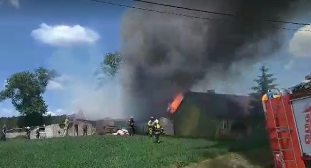 Gmina Gniezno. Pożar budynków gospodarczych w Dębówcu