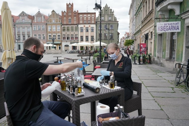 W ubiegłym roku, gdy wybuchła pandemia koronawirusa, lokale gastronomiczne zamknięto. Pierwsi klienci w ogródkach gastronomicznych na poznańskim Starym Rynku pojawili się pod koniec maja. Wtedy w ramach wsparcia radni postanowili obniżyć opłaty za ogródki gastronomiczne. Niestety, lokale gastronomiczne zostały ponownie zamknięte jesienią ubiegłego roku. Od tego momentu aż do dzisiaj mogą jedynie świadczyć usługi na wynos.