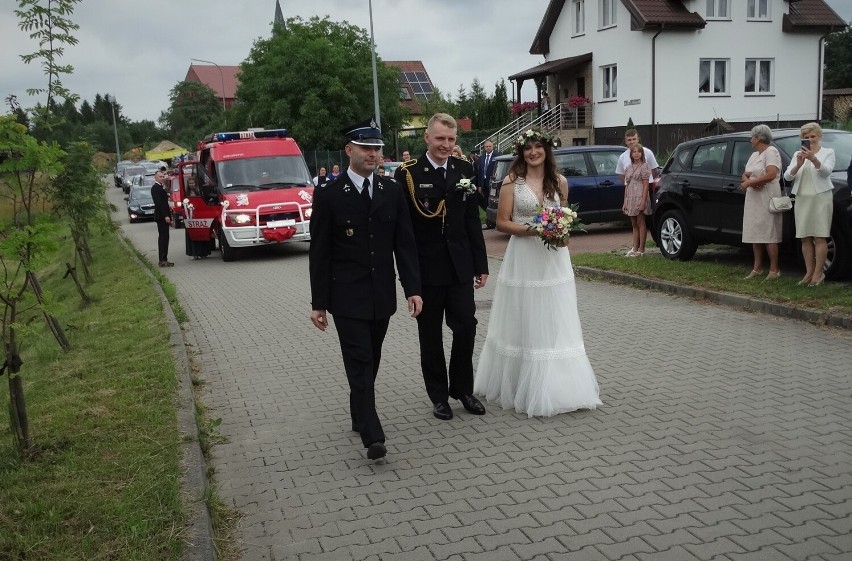 Ach, co to był za ślub w Tuchomiu. Strażacy przygotowali mega bramę weselną dla kolegi Wojciecha i jego wybranki Magdaleny