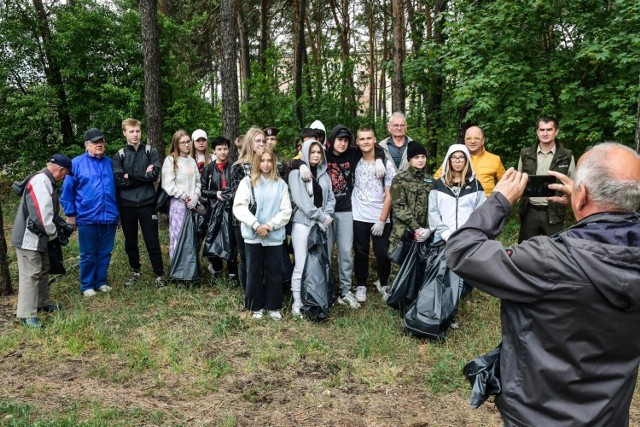 Polsko-ukraińskie sprzątanie Czyżkówka odbyło się w sobotę, 21 maja. Organizatorami wydarzenia są Fundacja Zielone Jutro, Rada Osiedla Czyżkówko oraz Wyższa Szkoła Gospodarki w Bydgoszczy.