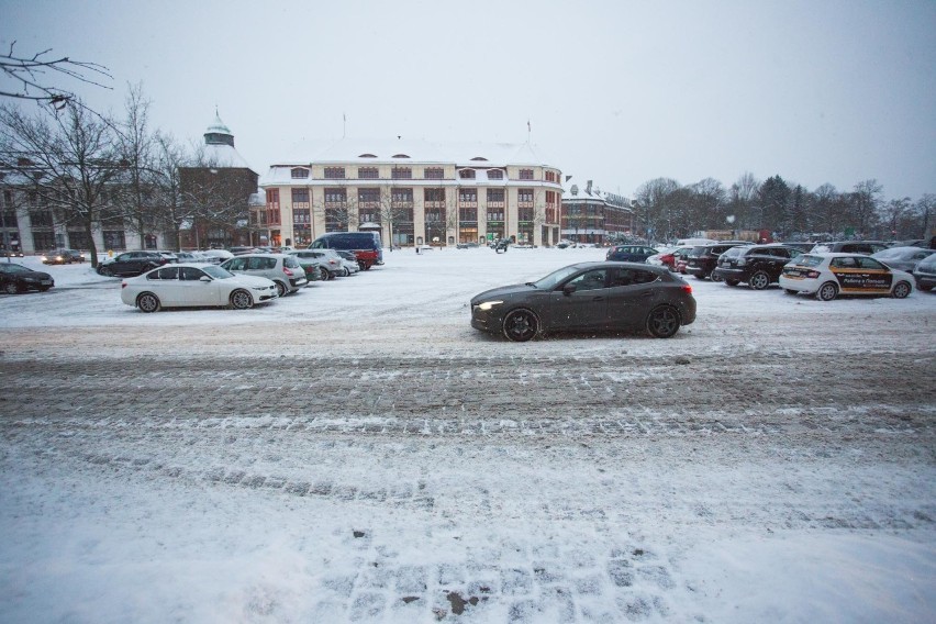 Intensywne opady śniegu. Trudne warunki na drogach w Słupsku [ZDJĘCIA]