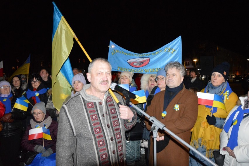 Lębork. Dziś na placu Pokoju wszyscy byliśmy Ukraińcami. Wiec solidarności z Ukrainą.