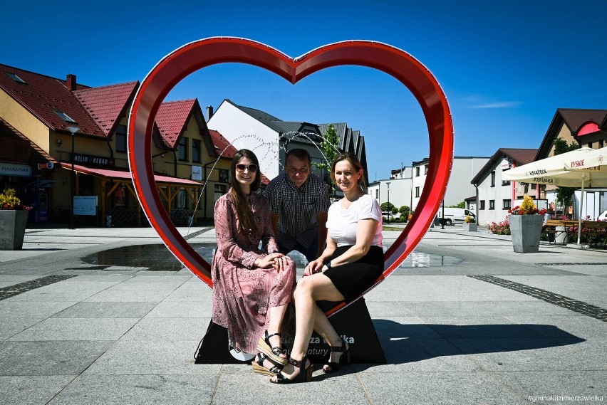 Ławka w kształcie serca stanęła na Rynku w Kazimierzy Wielkiej. Idealne miejsce na pamiątkowe zdjęcie. Zobaczcie zdjęcia i wideo