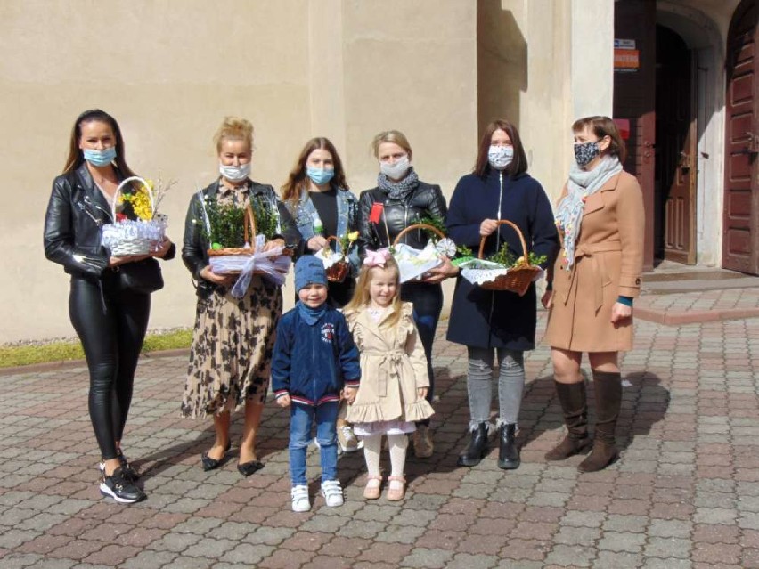 Święcenie pokarmów wielkanocnych przy kościele p.w. św. Wojciecha w  Margoninie.