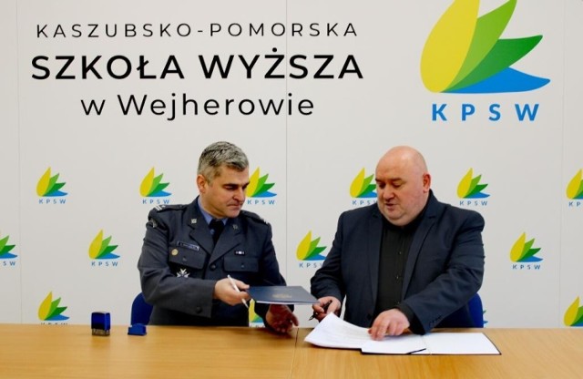 Na zdjęciu dyrektor aresztu mjr. Grzegorz Woscholski i kanclerz KPSW Rafał Gierszewski