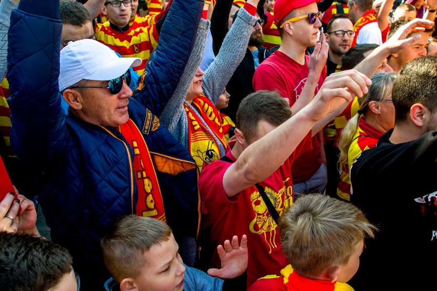 Jagiellonia Białystok - Lechia Gdańsk. Kibice pożegnali piłkarzy Jagi przed wielkim meczem Finału Pucharu Polski [zdjęcia]