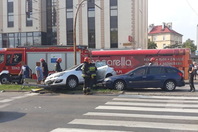 Dwa samochody zderzyły się na ulicy Poniatowskiego tuż przed godziną szesnastą.