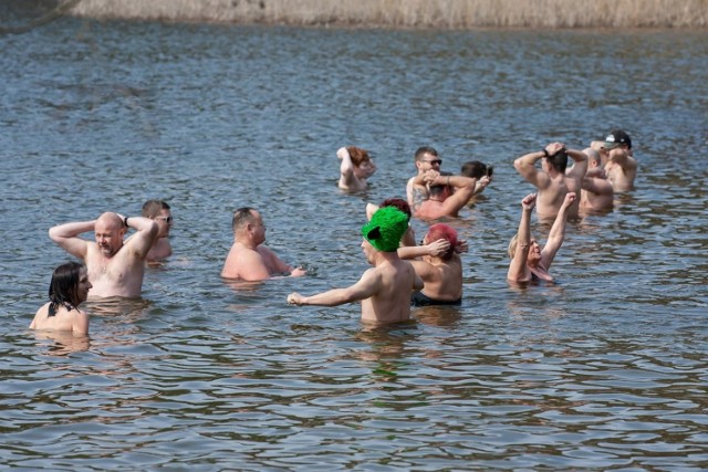 W niedzielę 11 kwietnia w jeziorze Jezuickim w Pieckach pod Bydgoszczą tradycyjnie odbyło się morsowanie