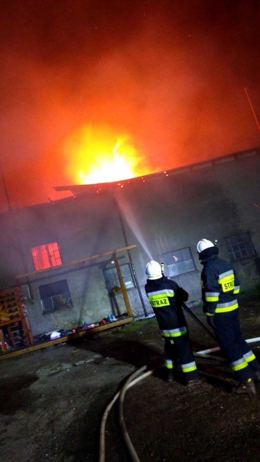 Strażacy przez pięć godzin gasili pożar budynku gospodarczego w Mojuszu. Straty wyniosły 76 tys. zł ZDJĘCIA